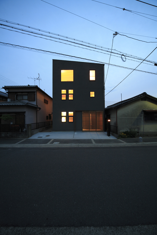 茶色い3階建ての家の写真