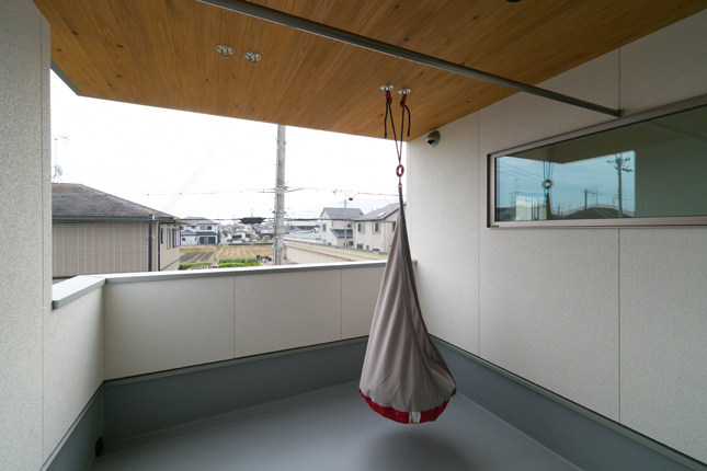 奈良県香芝市バルコニーでブランコ