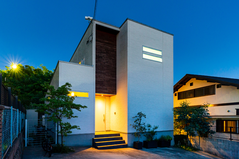 吹田市の夕暮れの外観写真